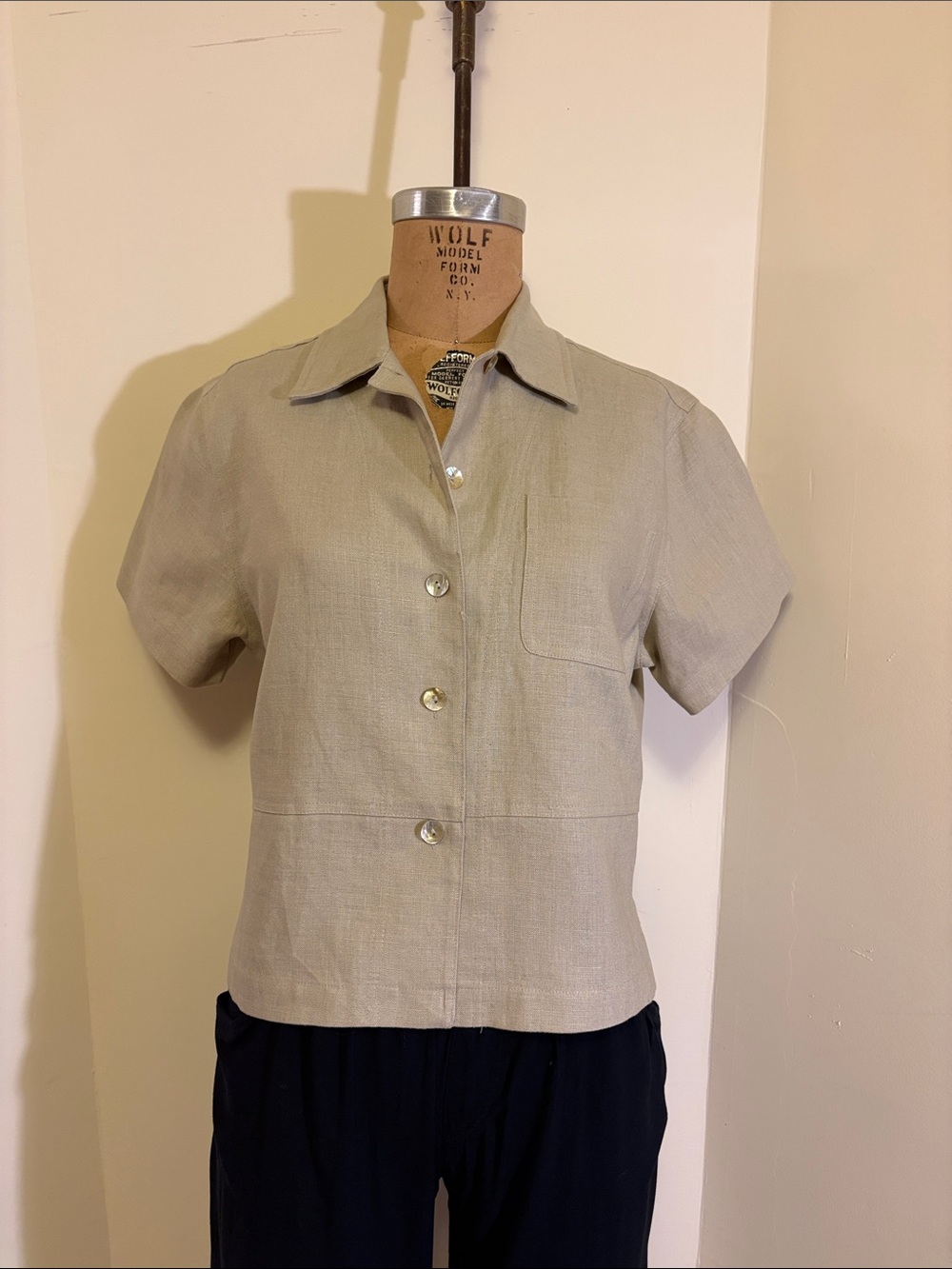 Classic Linen Short-Sleeve Button-Down Shirt in Light Beige